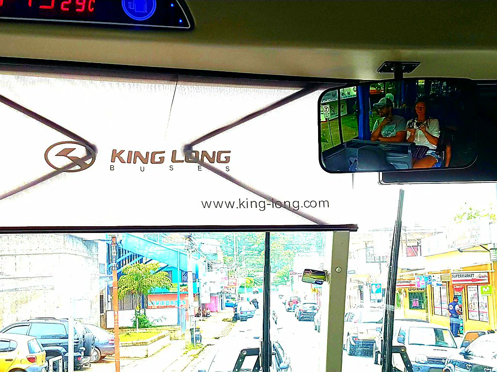 Frühmorgens am Busbahnhof