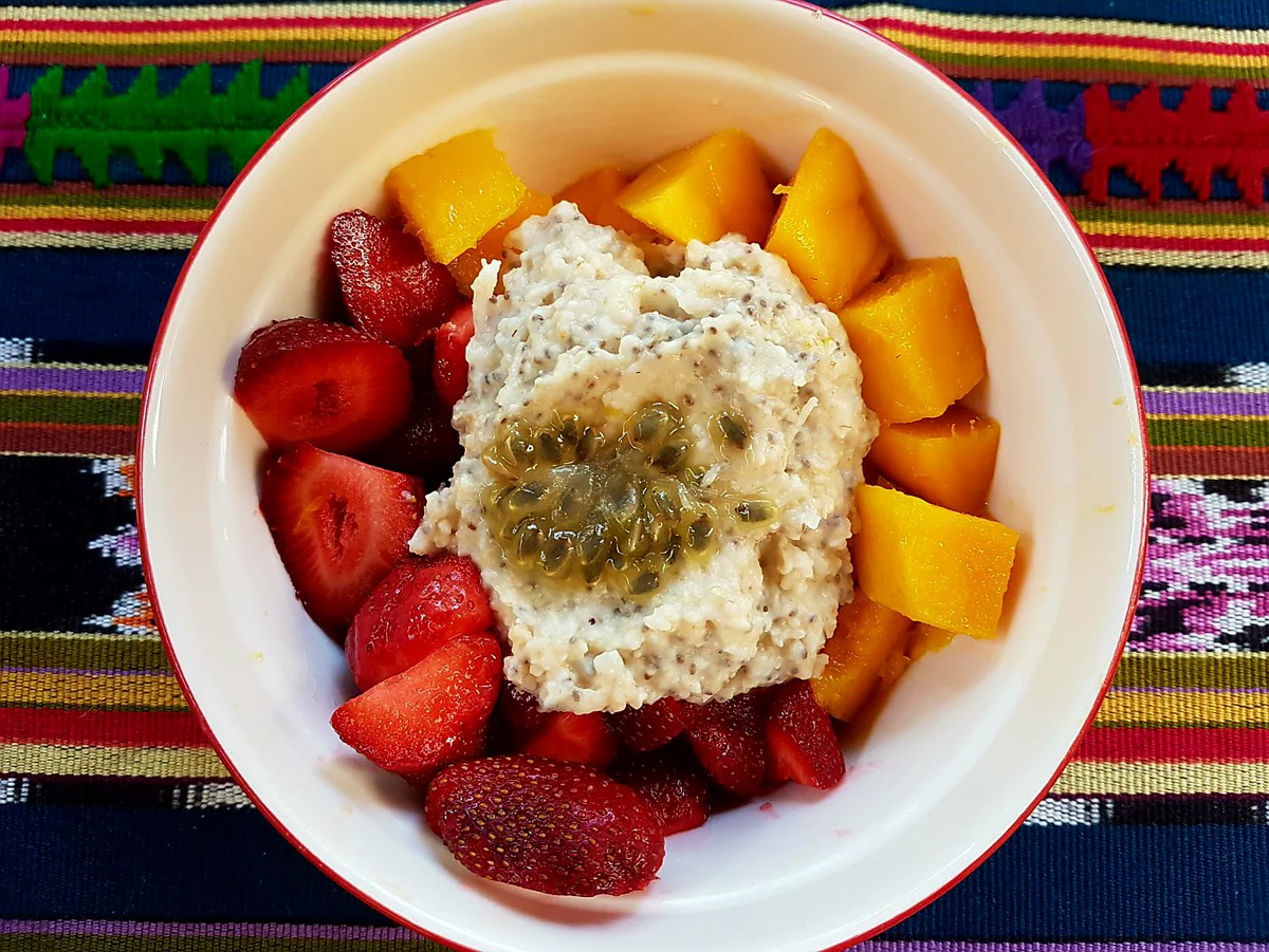 Mein neues Lieblingsfrühstück: Porridge mit Mango und Erdbeeren