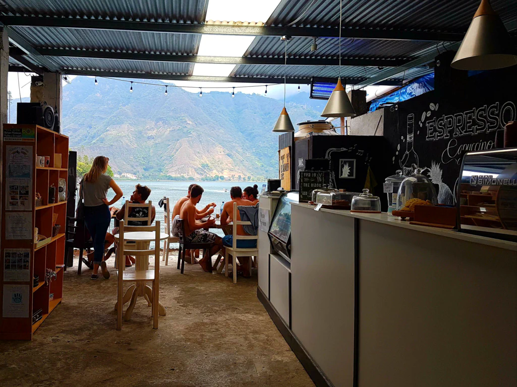 Nur eines der vielen Cafés mit Seeblick