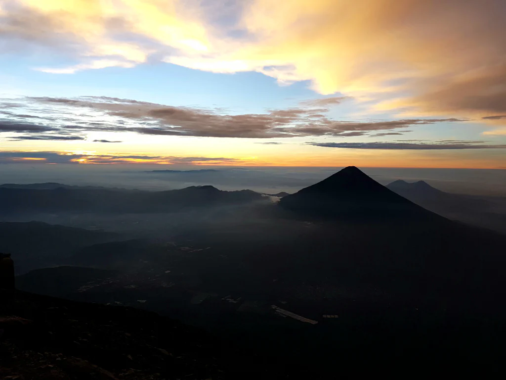 Sonnenaufgang mit Blick auf den Volcán de Agua...