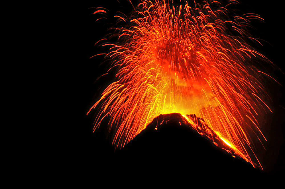 Glühende Lava am Nachthimmel
