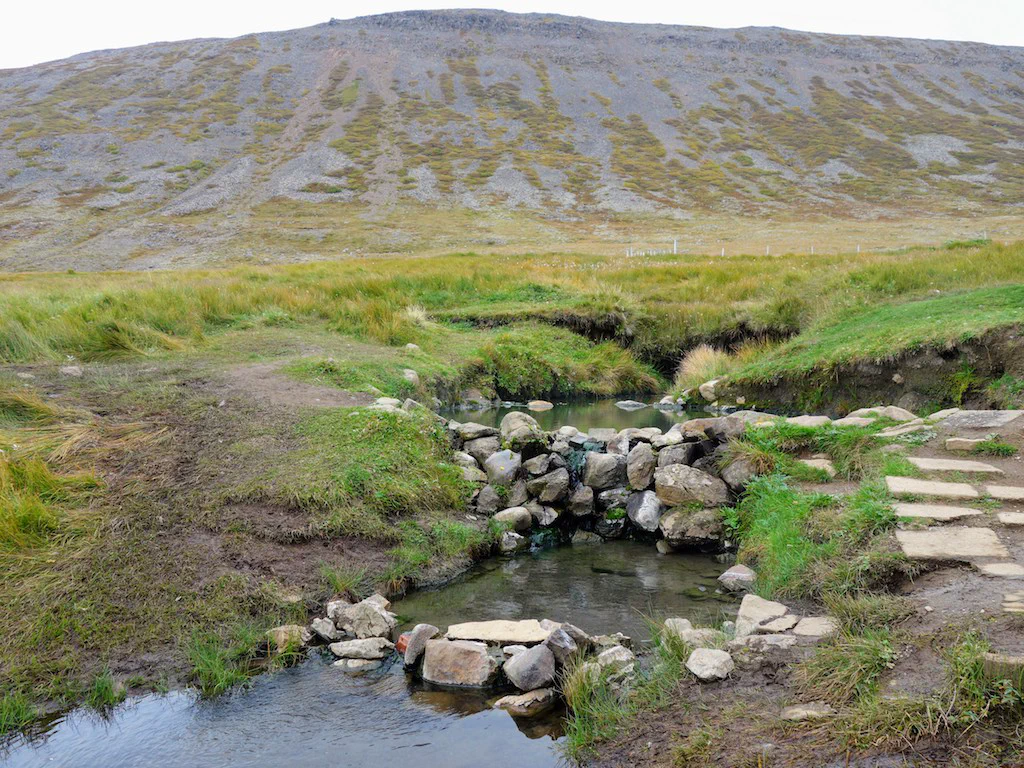 Zwei versteckte natürliche Hotpots am Reykjafjardalaug