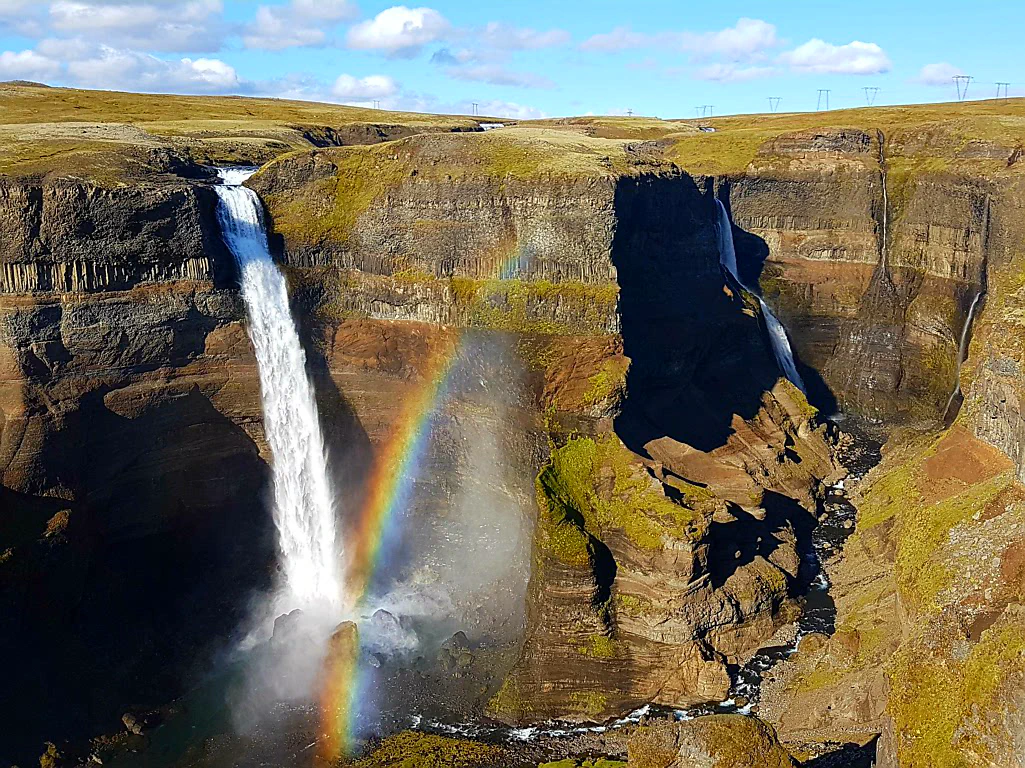 Magischer Regenbogen am Háifoss