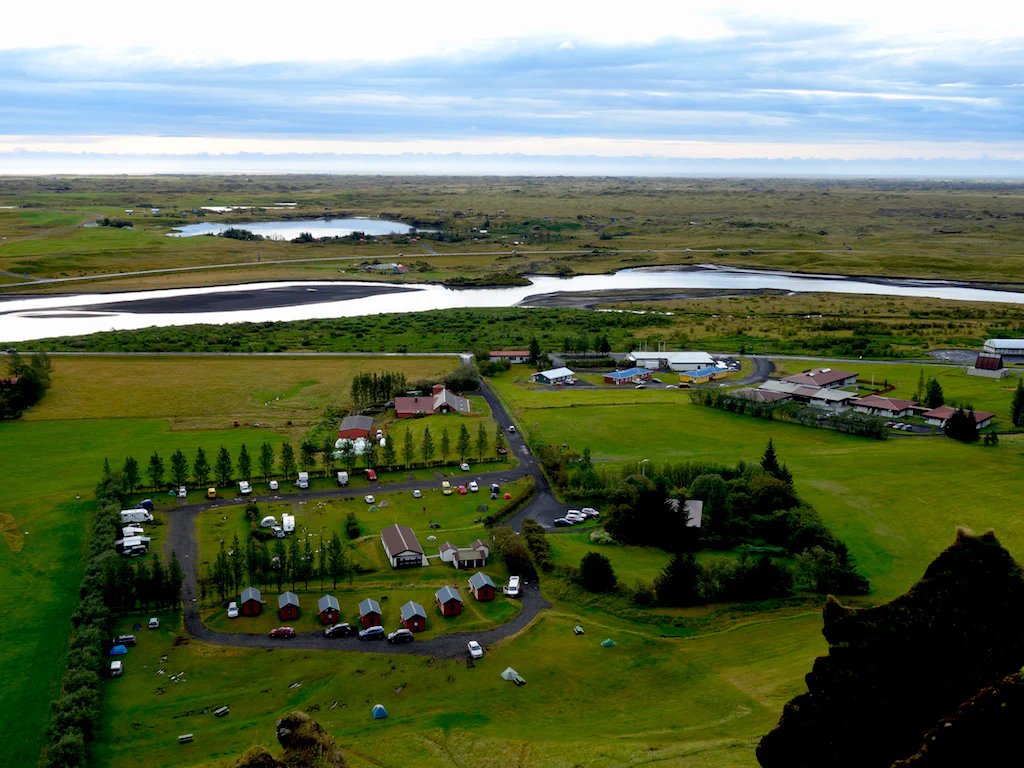Blick auf den Campingplatz von Kirkjubæjarklaustur - wer erkennt unser Zelt?