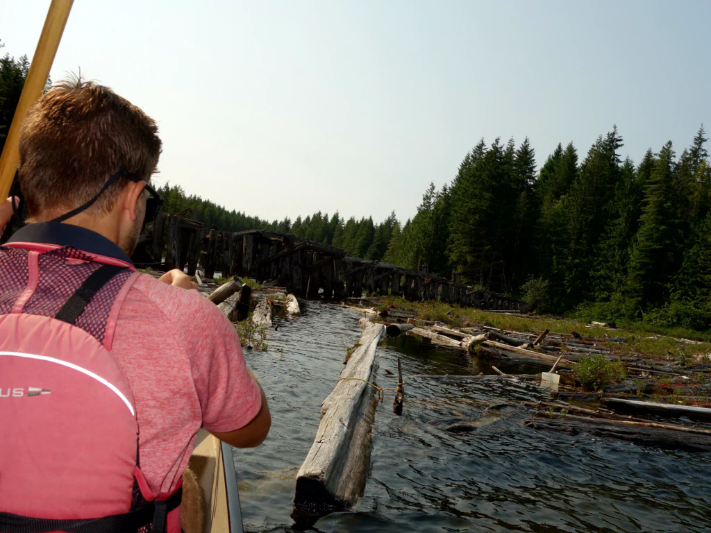 Manövrieren durch die alte Brücke
