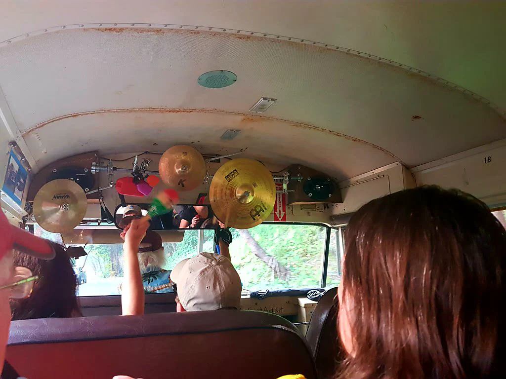 Alle machen mit - auch der Busfahrer selbst!