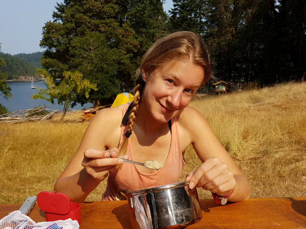 Ein guter Campingmorgen beginnt mit einer Portion Porridge.