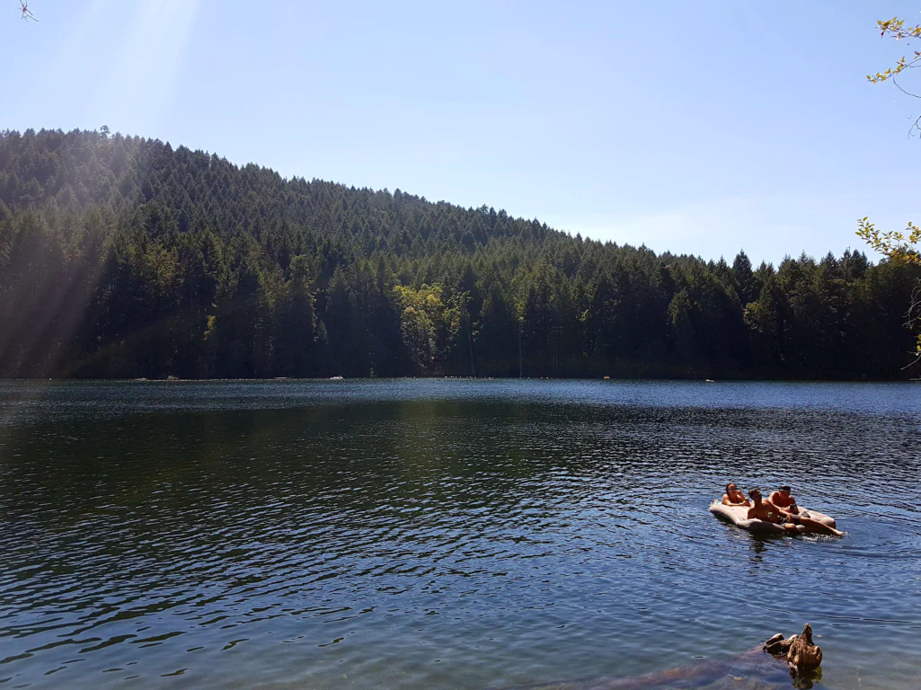 Lange war uns der Anblick des Durrance Lake nicht vergönnt.