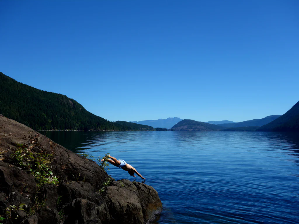 Schwimmen mit Bergpanorama