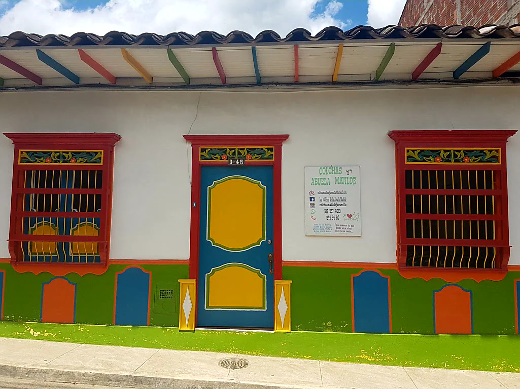 Hölzerne Balkone mit Blumen