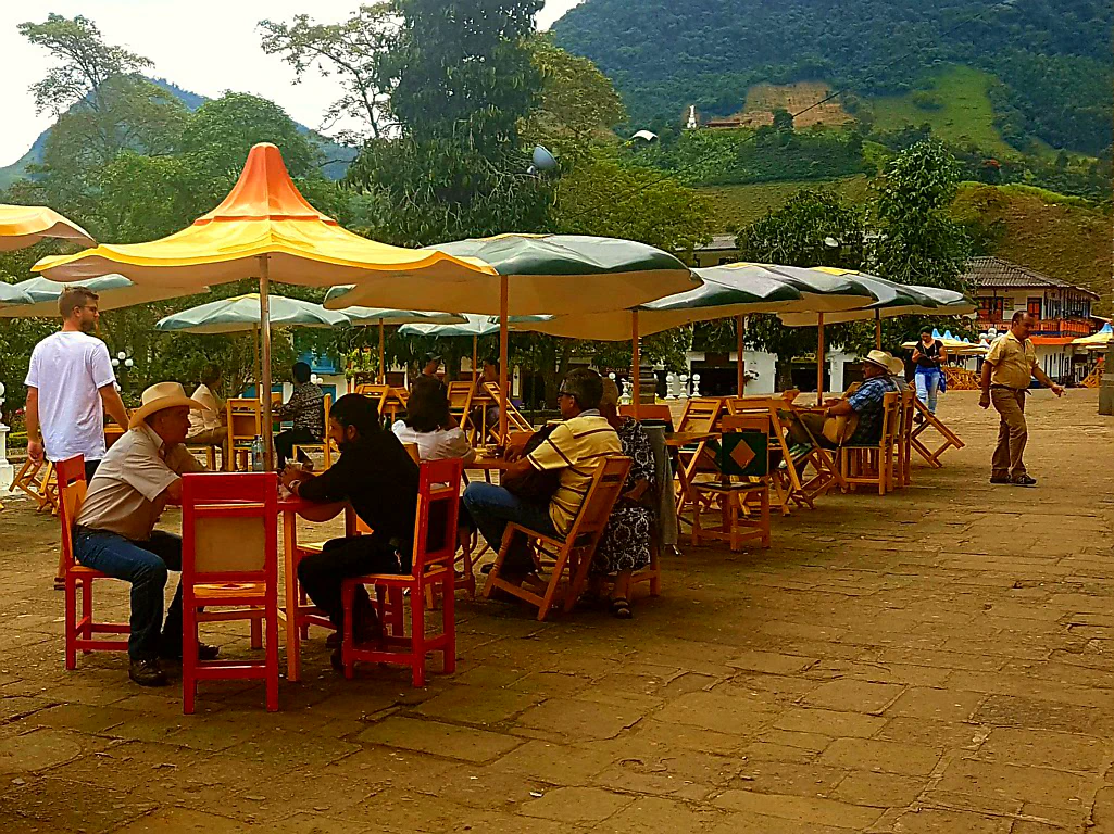 Die bunten Stühlchen von Jardín