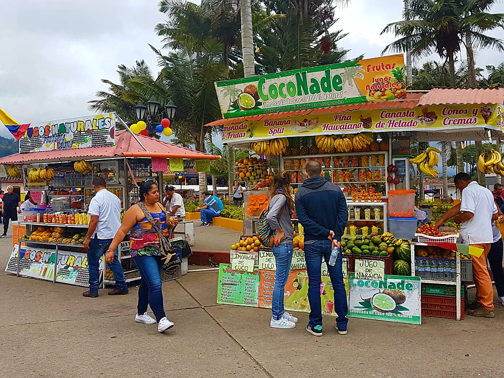 Typische Fruchtsaftstände in Kolumbien