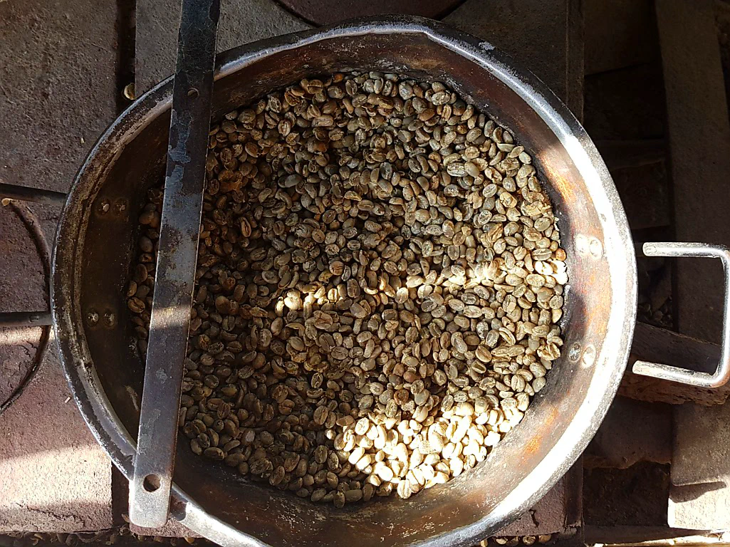 Getrocknete Bohnen vorm Rösten.