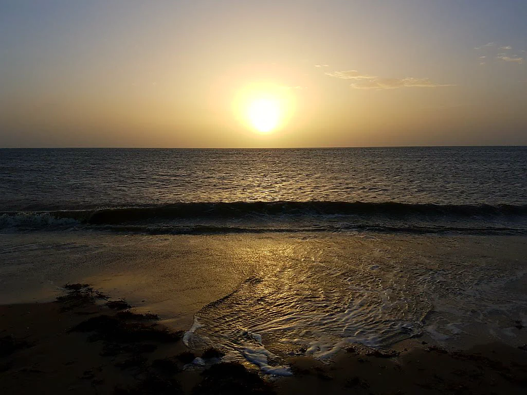 Ein wolkenloser Sonnenuntergang an der Bucht Hondita...