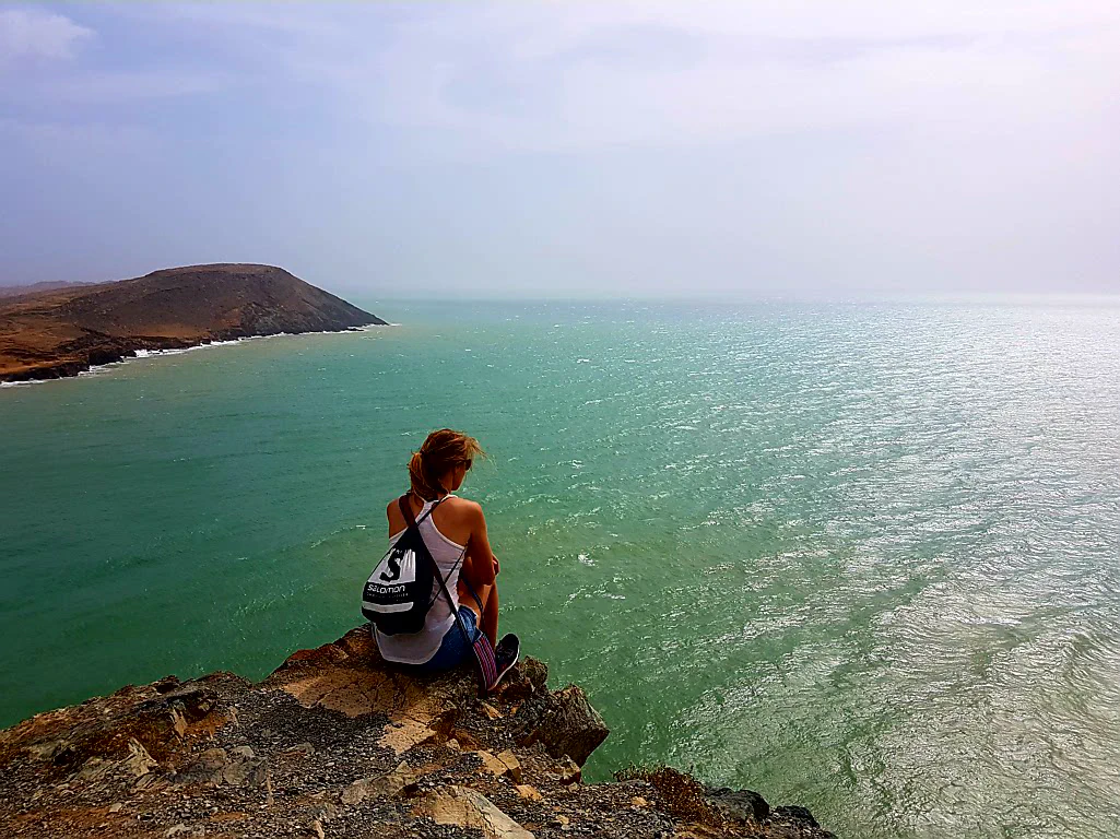 Jan verteilt Kekse an die Kinder