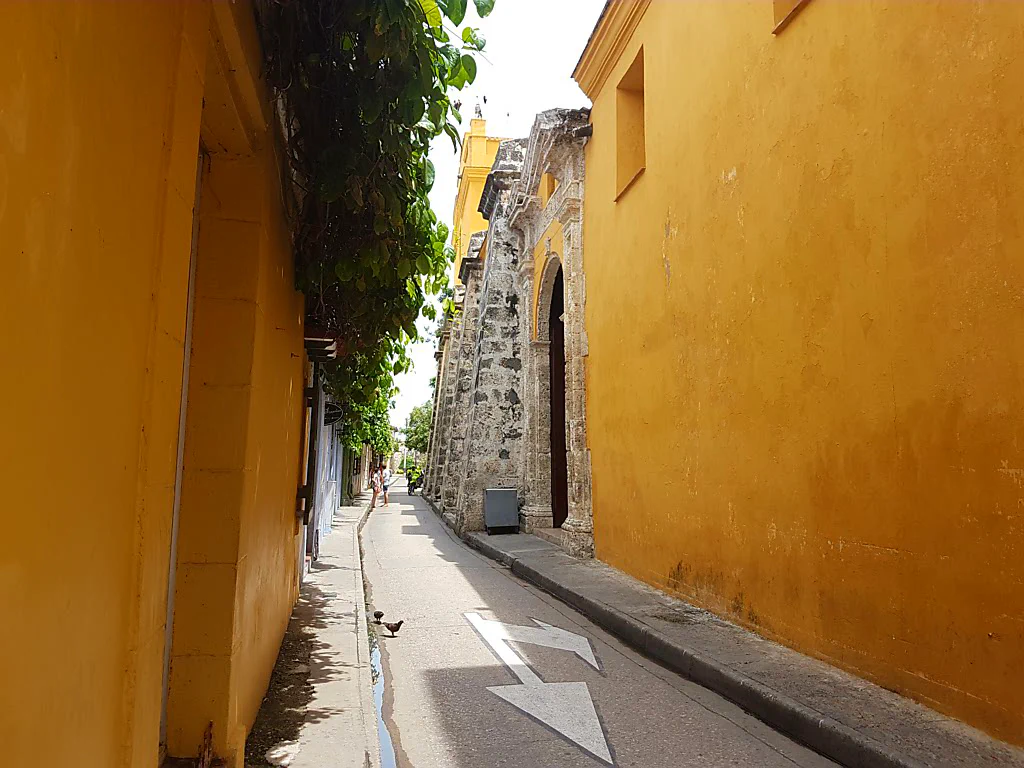 Blumen ranken von den Balkonen