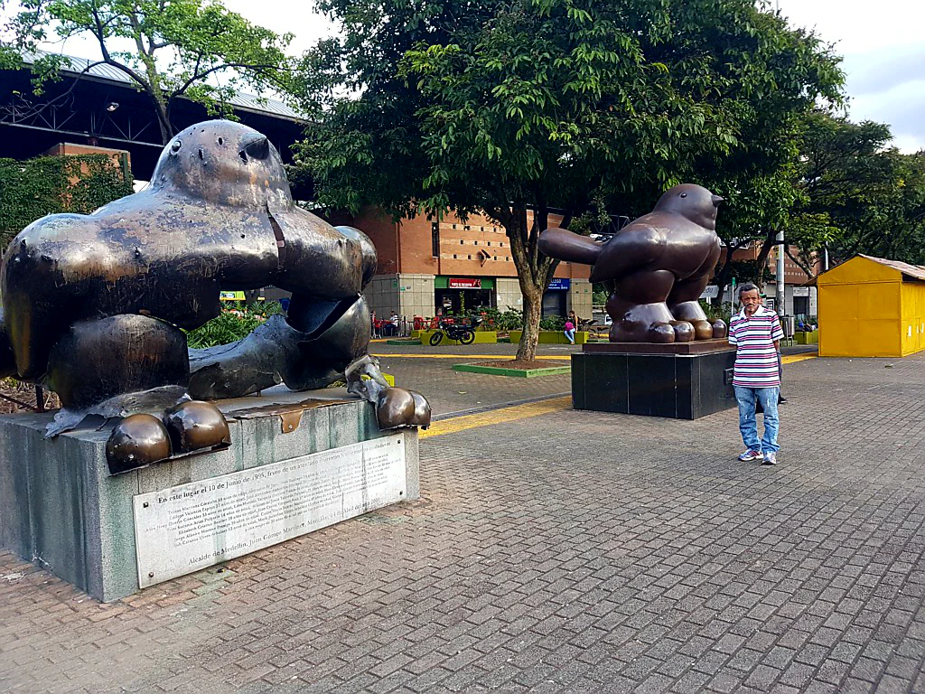 ...zu deren Seite der Künstler einen unversehrten Zwilling spendete.