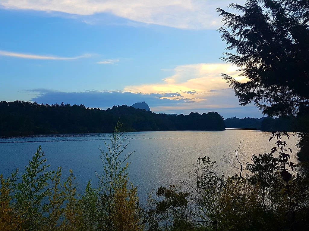 Sonnenuntergang mit Blick auf den berühmten Felsen