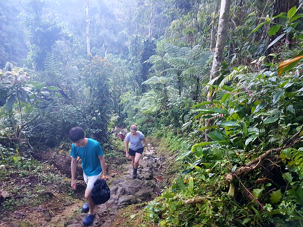 ...bevor der 1200 Treppenstufen lange Aufstieg beginnt.