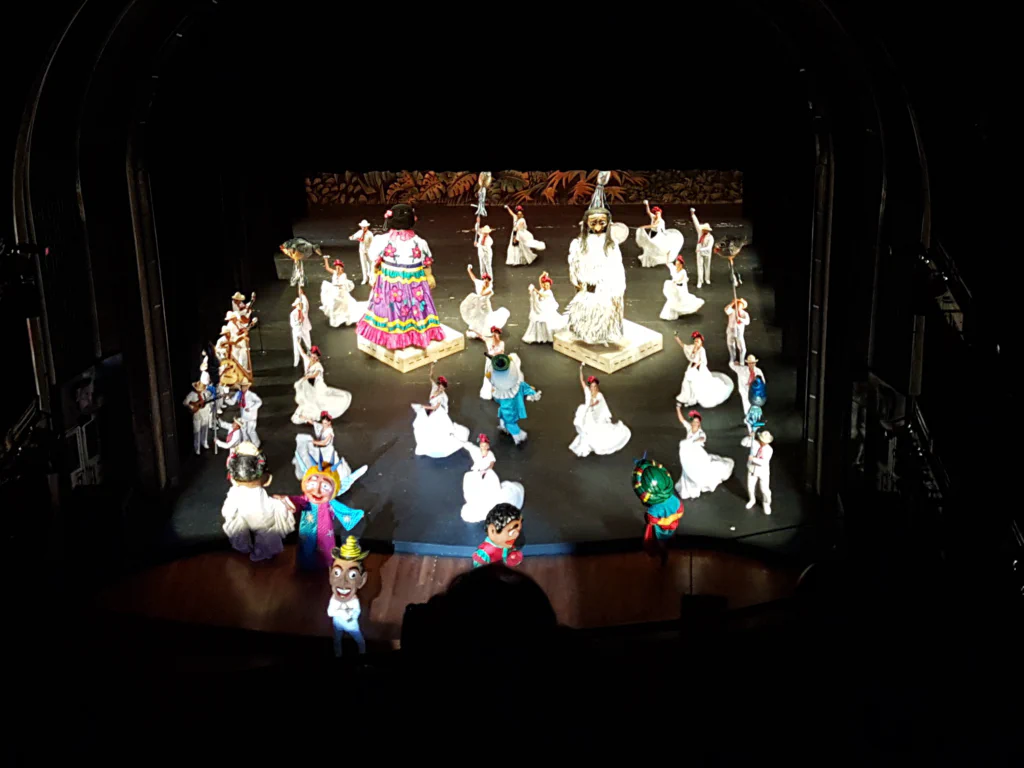 Folkloretanz mit bunten Kostümen