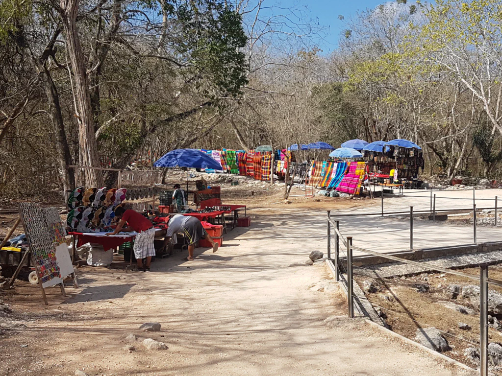 Souvenirstände im Aufbau...