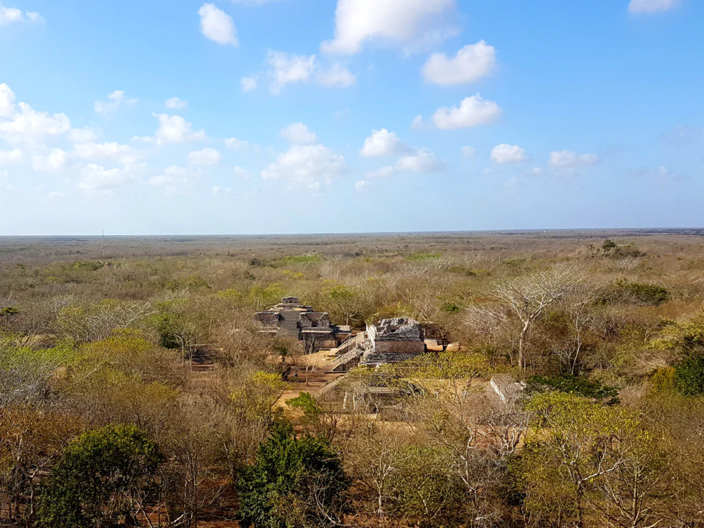 Blick von der Akropolis auf die anderen Ruinen des Geländes
