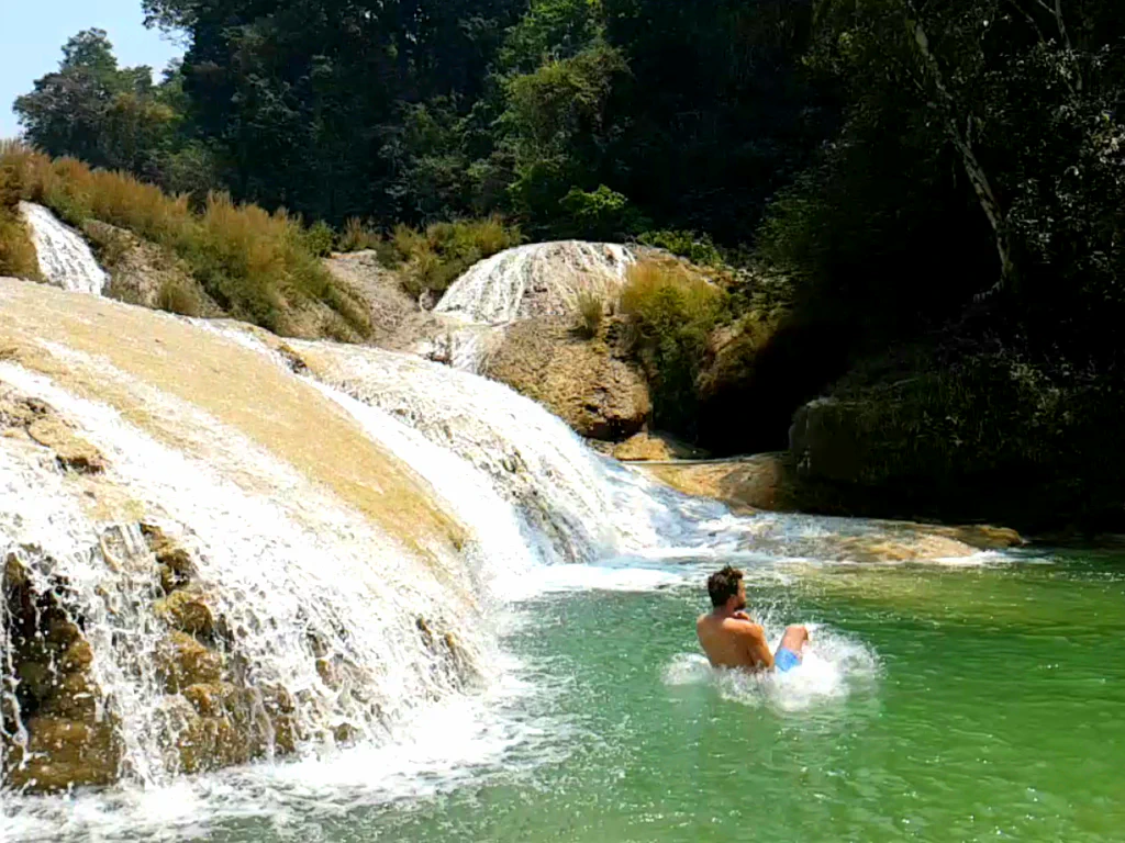 Naturpool im Dschungel