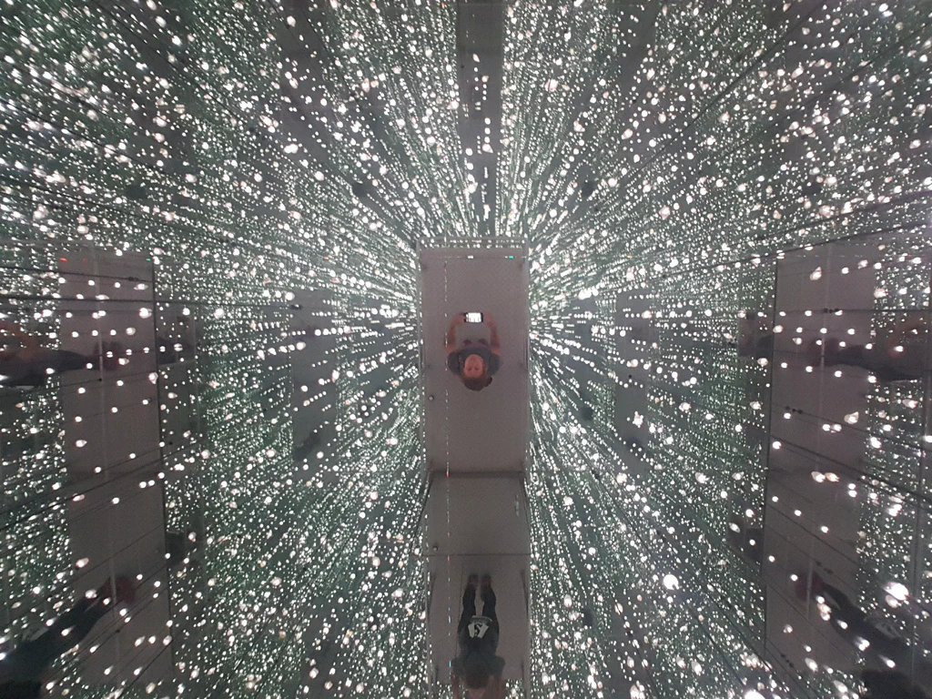 Wahnsinns Spiegel-Licht-Installation