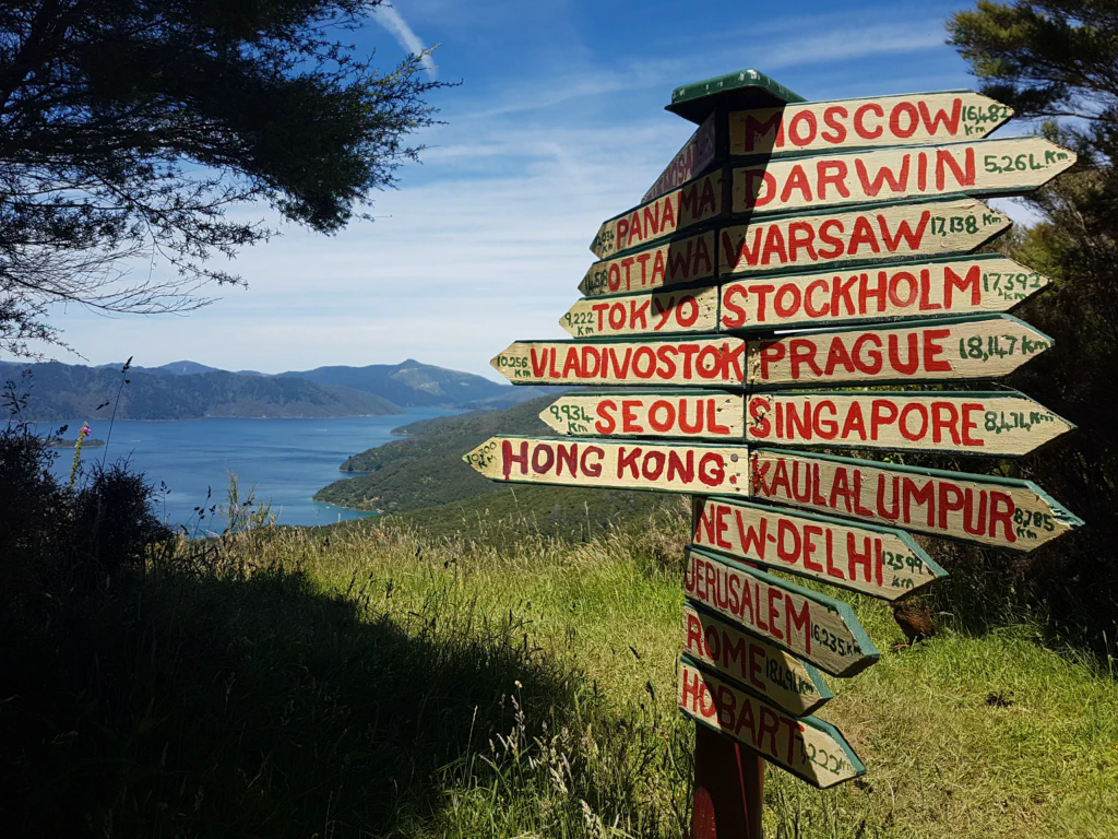 Der Weg schlaengelt sich am Ufer entlang