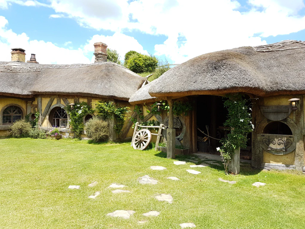 Vor der beruemten gruenen Tuer