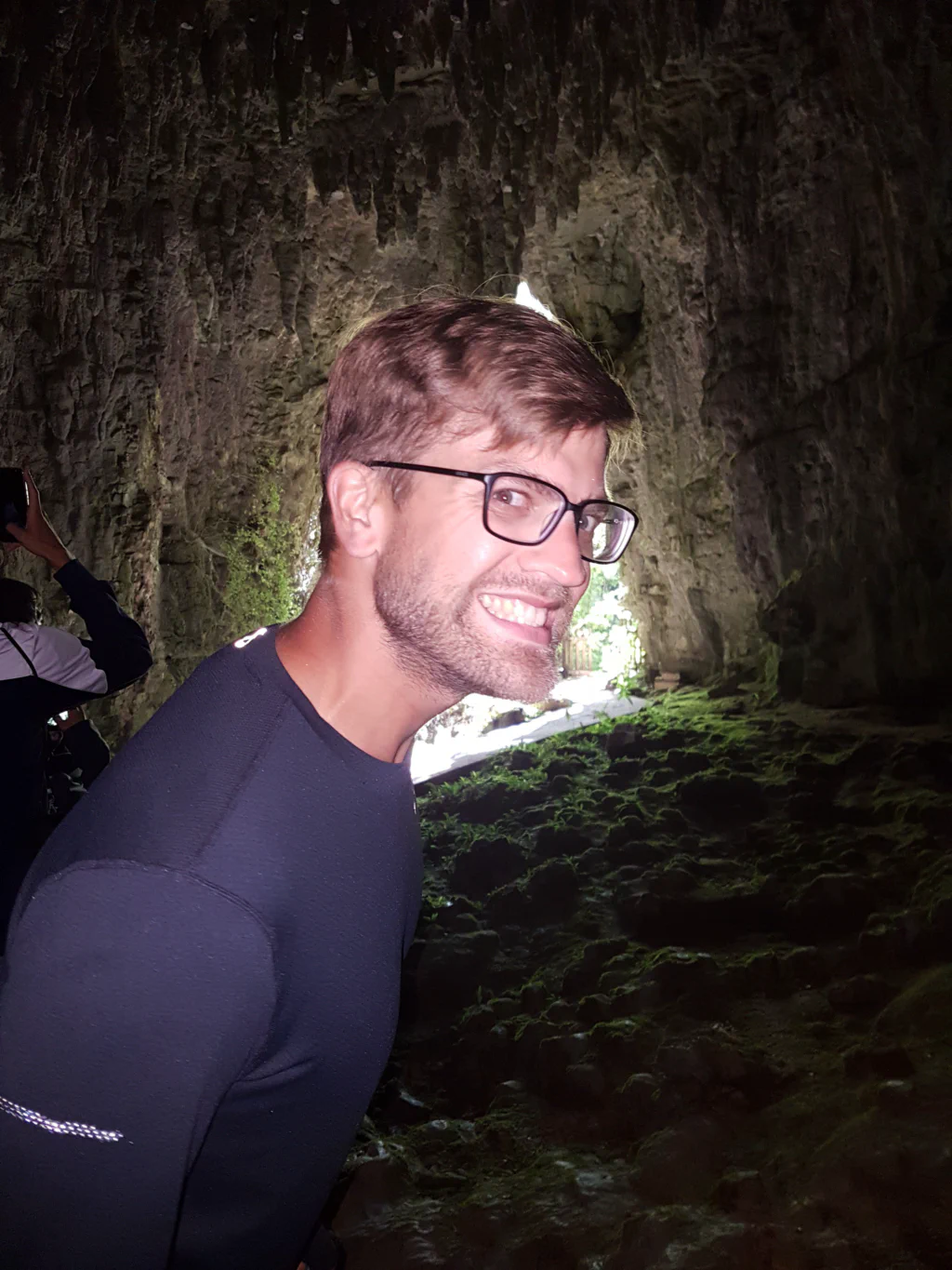 Gluehwuermchen in der Hoehle