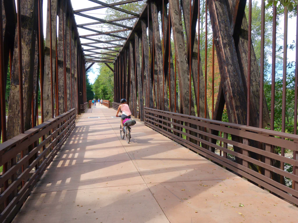 Der Trail fuehrt durch den Wald